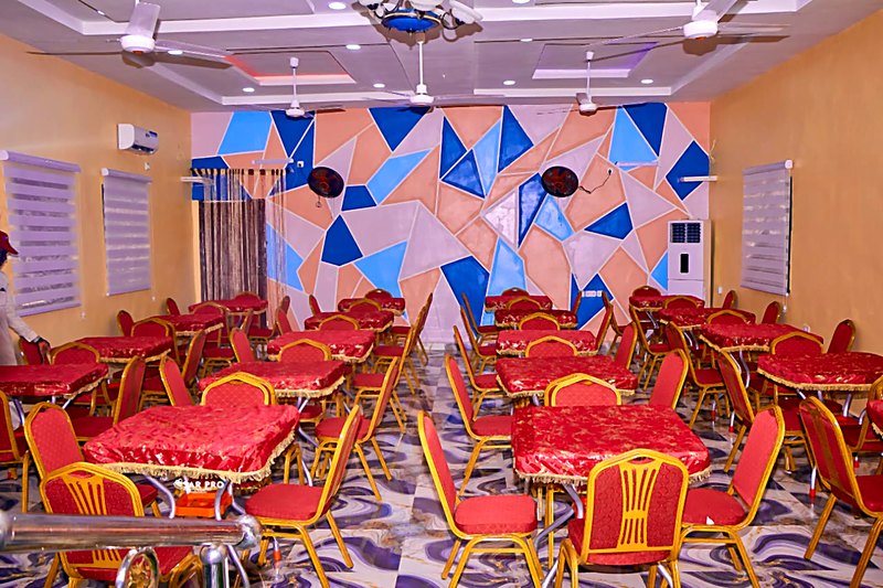 Banquet seating for up to 350 guests